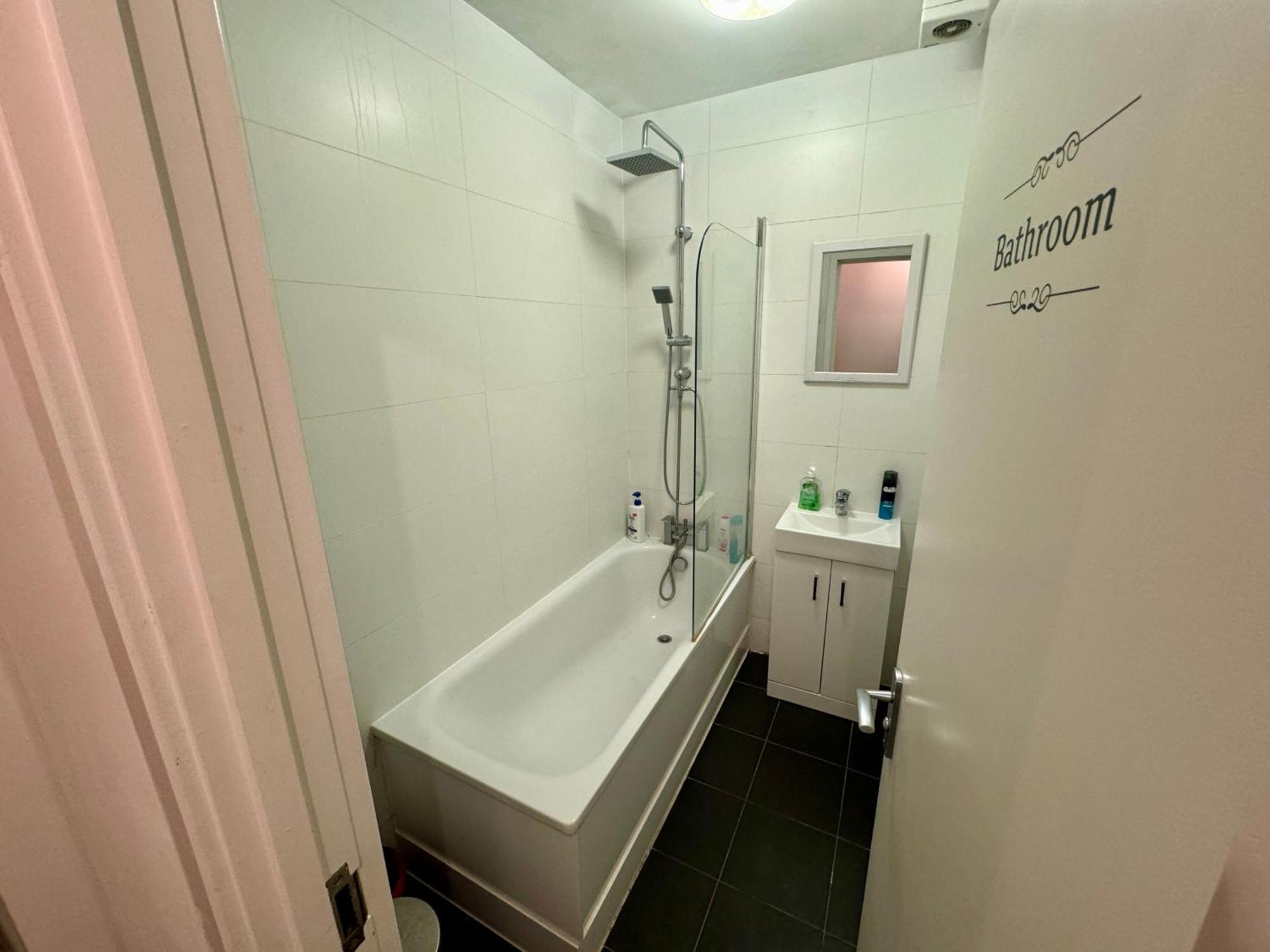 Cosmopolitan Comfort Private Bedrooms In Euston 106 Лондон Екстериор снимка